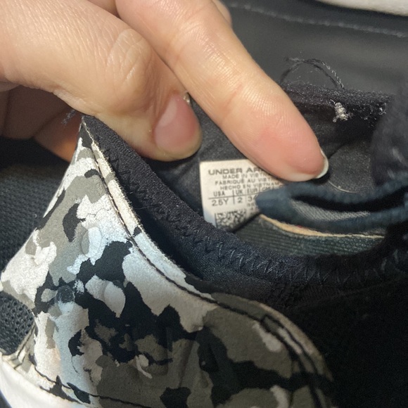 Under Armour boys sneakers - Picture 4 of 4